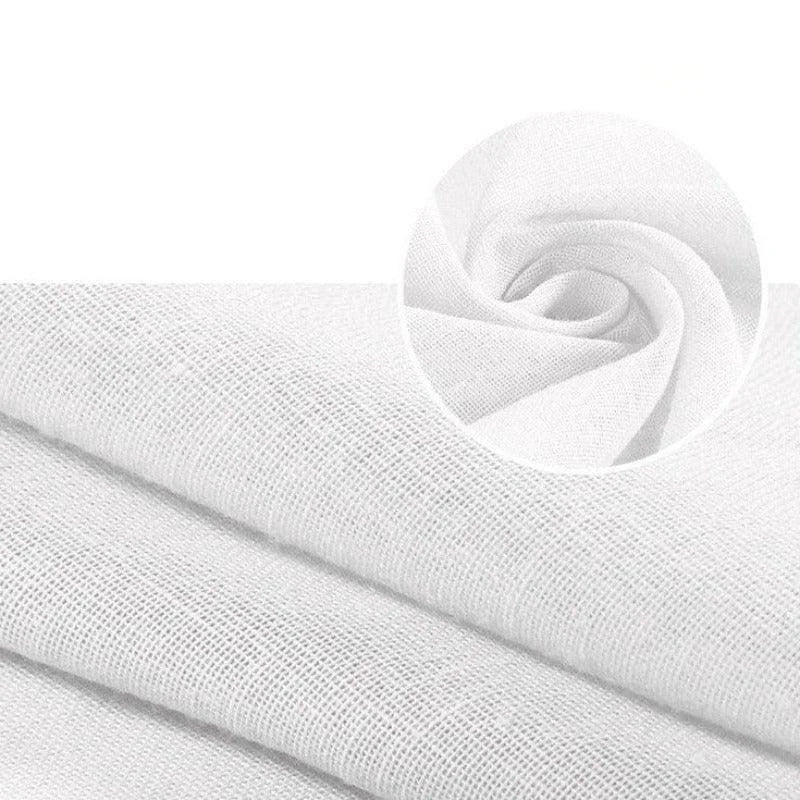 Image d'un tissu blanc affichant un motif en maille fine. Le zoom dans l'image souligne la texture délicate et l'apparence translucide du produit, idéal pour la couture et les projets artisanaux. Ce textile est parfait pour les créations nécessitant légèreté et finesse.