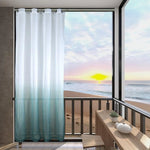 Rideaux modernes pour balcon avec dégradé bleu, parfaits pour ajouter une touche élégante à votre espace. Vue panoramique sur la plage et le coucher de soleil. Idéal pour tamiser la lumière tout en profitant d'une ambiance apaisante. Convient aux intérieurs contemporains.