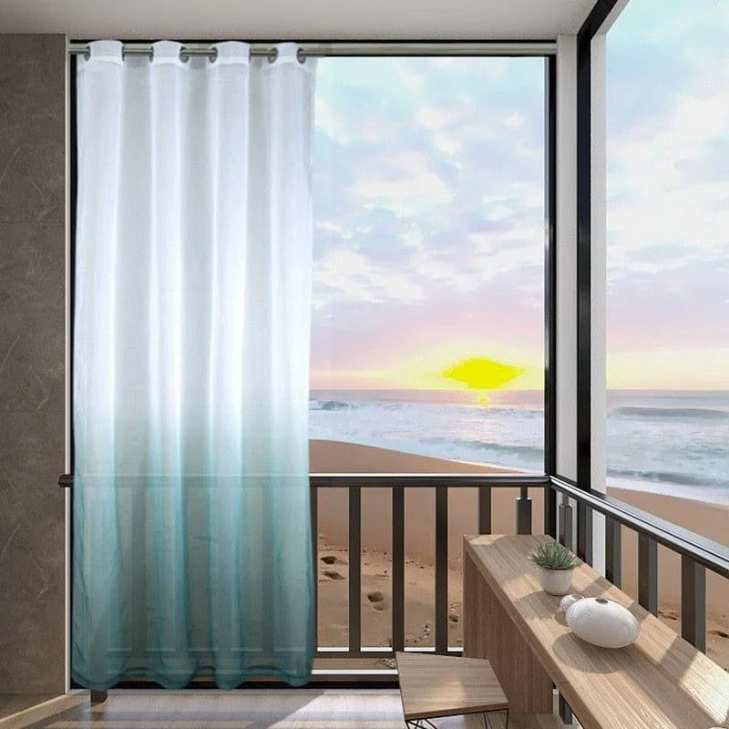 Rideaux modernes pour balcon avec dégradé bleu, parfaits pour ajouter une touche élégante à votre espace. Vue panoramique sur la plage et le coucher de soleil. Idéal pour tamiser la lumière tout en profitant d'une ambiance apaisante. Convient aux intérieurs contemporains.