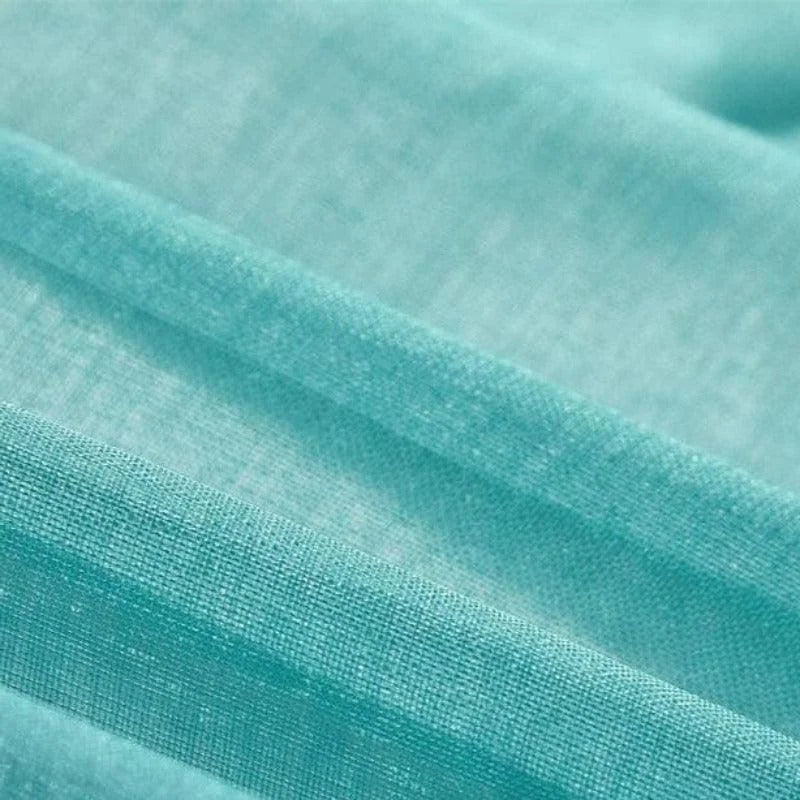 Image d'un tissu bleu clair élégant, idéal pour la confection de vêtements printaniers et estivaux, offrant une sensation de fraîcheur et de légèreté pour un confort optimal.