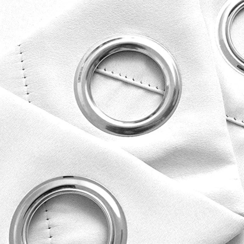 Rideau blanc avec œillets ronds argentés, idéal pour une décoration moderne et élégante. Ce modèle facile à accrocher offre une solution pratique pour embellir les fenêtres de votre maison. Parfait pour ajouter une touche sophistiquée à votre salon ou chambre.