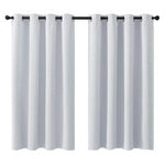 Rideaux blancs modernes avec œillets noirs, parfaits pour ajouter une touche d'élégance à votre intérieur. Idéal pour salon ou chambre, ces rideaux offrent une solution décorative chic et fonctionnelle pour filtrer la lumière et préserver l'intimité. Accessoire indispensable pour un design contemporain.