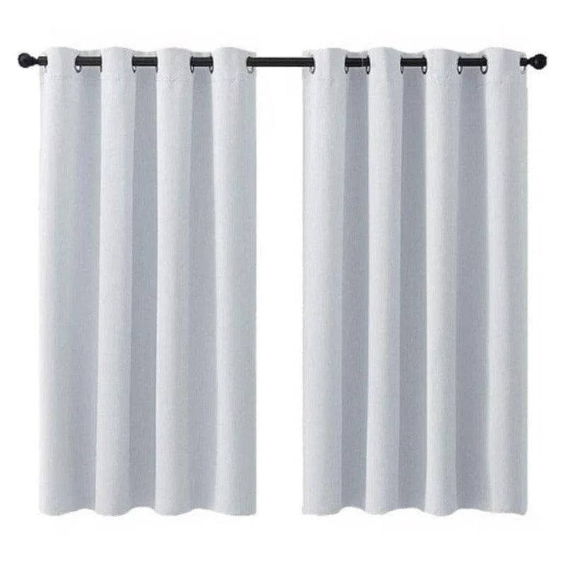 Rideaux blancs modernes avec œillets noirs, parfaits pour ajouter une touche d'élégance à votre intérieur. Idéal pour salon ou chambre, ces rideaux offrent une solution décorative chic et fonctionnelle pour filtrer la lumière et préserver l'intimité. Accessoire indispensable pour un design contemporain.