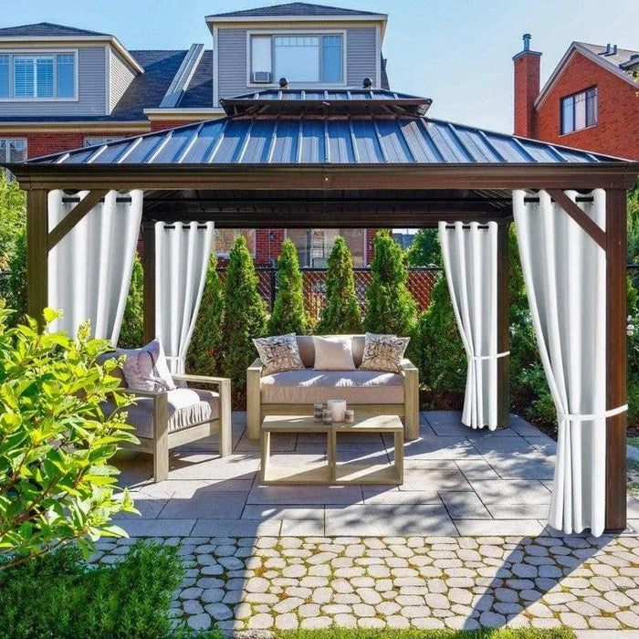 Tonnelle de jardin élégante avec rideaux blancs pour ombre et intimité, complétée par un mobilier confortable et moderne. Espace extérieur idéal pour détente et réception, entouré de verdure luxuriante. Parfaite pour rehausser l'esthétique de votre jardin.