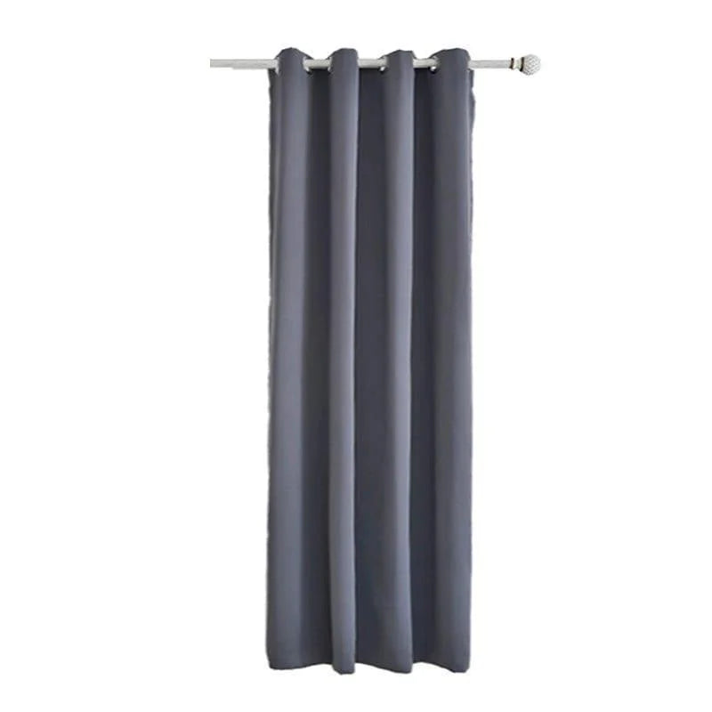 Rideau gris moderne avec œillets pour décoration intérieure, idéal pour les salons et chambres, s'harmonise parfaitement avec un style contemporain, ajoutant une touche élégante à votre espace de vie.