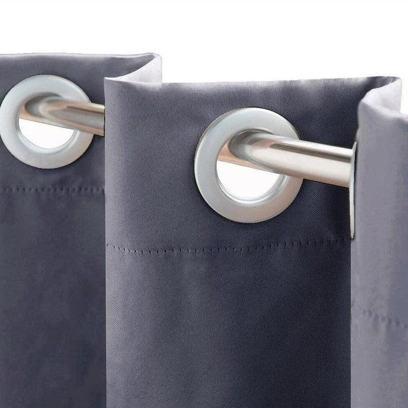 Rideau gris élégant avec œillets métalliques faciles à installer, idéal pour un salon moderne ou une chambre à coucher. Améliorez instantanément votre décoration intérieure avec ce design épuré et raffiné. Adapté à toutes les tringles standard.