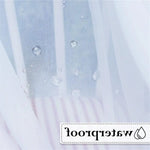 Voile imperméable translucide avec gouttelettes, idéal pour protection contre l'humidité. Solution pratique pour intérieur et extérieur, offrant une barrière efficace contre les éclaboussures. Accessoire polyvalent pour la maison et le jardin.