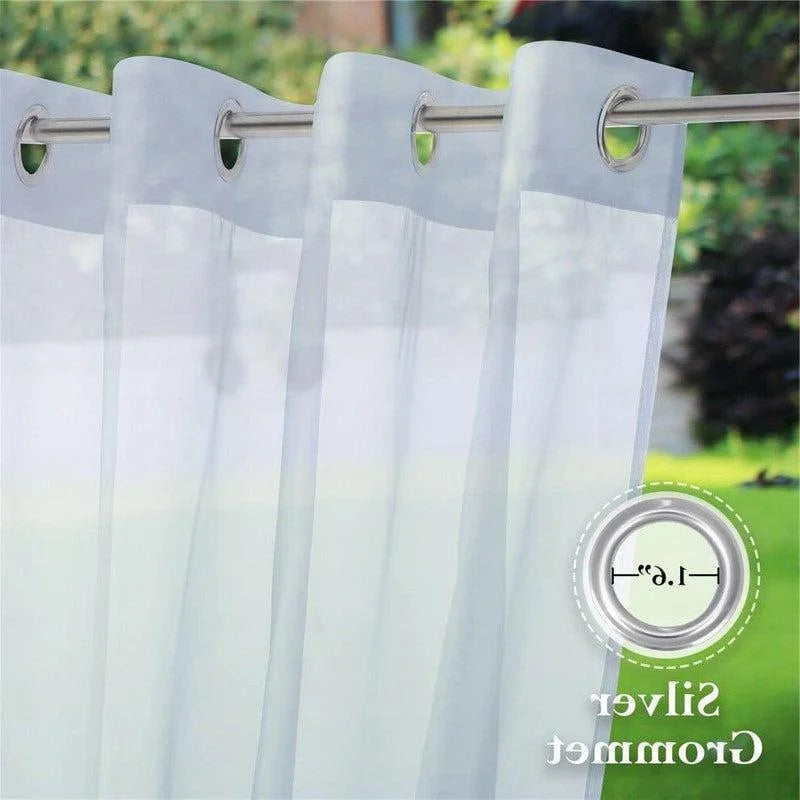 Rideau extérieur pour patio avec œillets argentés, idéal pour créer un espace intimiste dans le jardin. Ce rideau offre une protection contre le soleil tout en préservant une esthétique élégante. Parfait pour les vérandas ou terrasses, il ajoute une touche de sophistication à votre espace extérieur.
