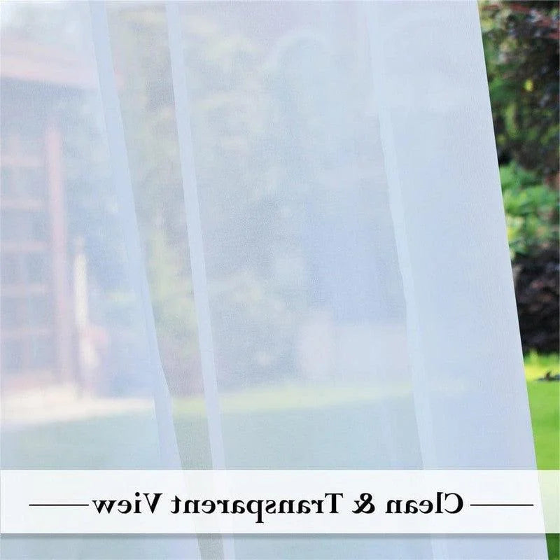 Voilage transparent pour fenêtre avec vue dégagée sur jardin extérieur, idéal pour une décoration intérieure élégante et lumineuse.