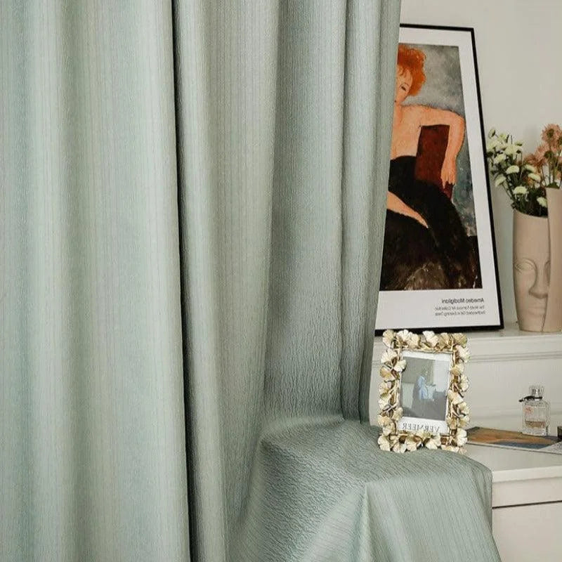 Rideau élégant de couleur verte au design contemporain, idéal pour sublimer un salon moderne. Accompagnez-le de tableaux artistiques et de cadres photo décoratifs pour une ambiance raffinée et harmonieuse. Parfait pour améliorer la décoration intérieure avec une touche de sophistication.