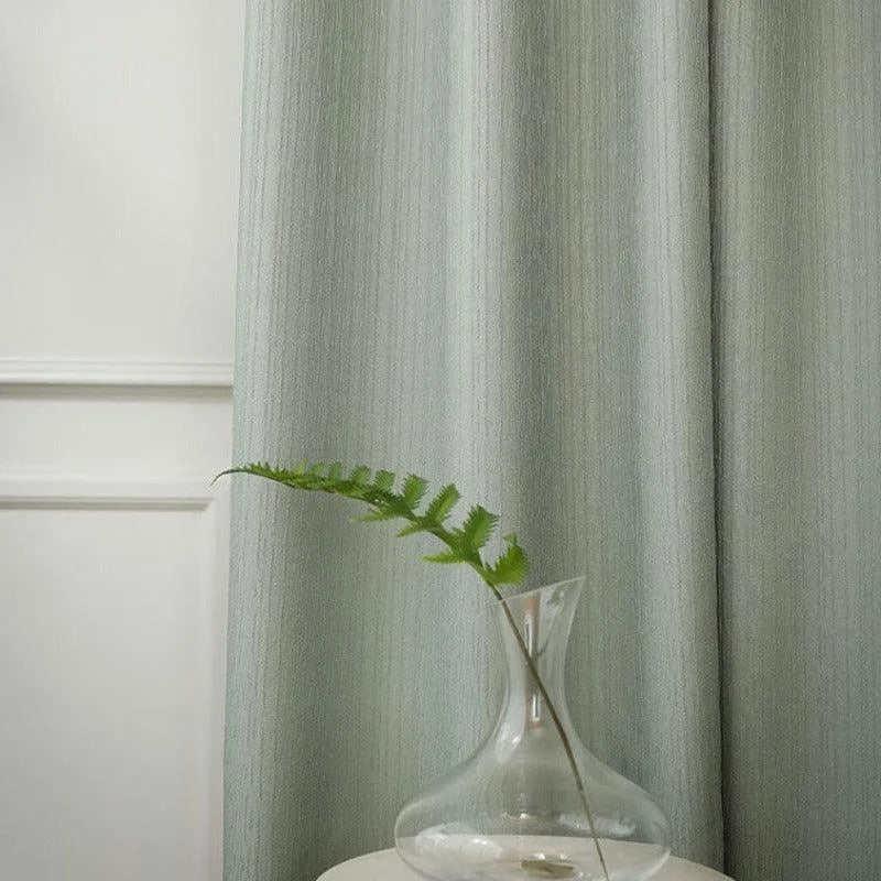 Rideau élégant vert pâle pour salon moderne, ajout de sophistication à votre décoration intérieure. Ce rideau s'harmonise parfaitement avec une esthétique épurée, créant une ambiance apaisante. Accessoire idéal pour améliorer l'intimité tout en permettant une douce lumière naturelle.