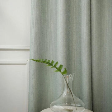 Rideau élégant vert pâle pour salon moderne, ajout de sophistication à votre décoration intérieure. Ce rideau s'harmonise parfaitement avec une esthétique épurée, créant une ambiance apaisante. Accessoire idéal pour améliorer l'intimité tout en permettant une douce lumière naturelle.