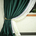 Rideaux élégants vert foncé avec bordure en dentelle blanche, idéal pour un salon moderne. Ce design raffiné ajoute une touche de luxe et de sophistication à votre intérieur, tout en préservant votre intimité.