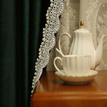 Service à thé élégant avec une théière et une tasse blanche, accompagné d'une soucoupe assortie. Décoration raffinée avec dentelle blanche en arrière-plan, sur une table en bois, créant une ambiance cosy et sophistiquée. Idéal pour les amateurs de thé et les moments de détente.