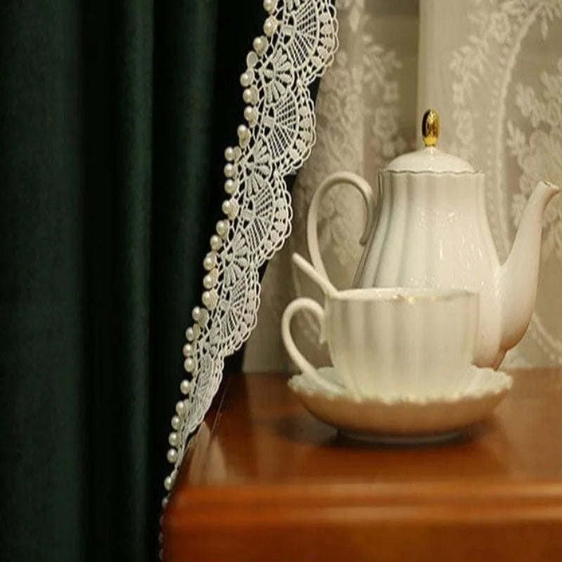 Service à thé élégant avec une théière et une tasse blanche, accompagné d'une soucoupe assortie. Décoration raffinée avec dentelle blanche en arrière-plan, sur une table en bois, créant une ambiance cosy et sophistiquée. Idéal pour les amateurs de thé et les moments de détente.