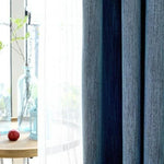 Rideau bleu élégant pour salon, parfait pour une déco moderne. Voilage blanc translucide ajoutant luminosité et élégance à votre intérieur. Idéal pour filtrer la lumière tout en créant une ambiance cosy.