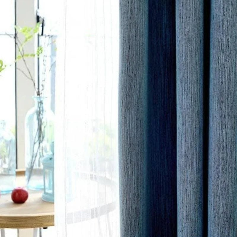 Rideau bleu élégant pour salon, parfait pour une déco moderne. Voilage blanc translucide ajoutant luminosité et élégance à votre intérieur. Idéal pour filtrer la lumière tout en créant une ambiance cosy.
