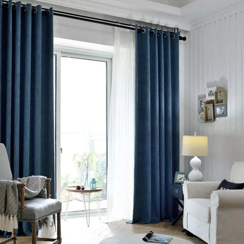 Rideaux occultants bleu marine améliorant la décoration de votre salon. Idéal pour isoler la lumière et préserver l'intimité. Design moderne et élégant pour un intérieur cosy. Ajoutez une touche sophistiquée à votre espace de vie avec ces rideaux contemporains.