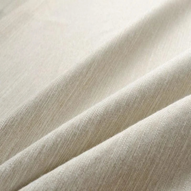 Tissu beige élégant avec texture fine, idéal pour la confection de vêtements et la décoration intérieure. Parfait pour apporter une touche de sophistication à votre intérieur.