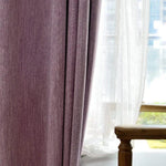 Rideau violet élégant pour salon moderne, combiné avec voilage blanc, parfait pour ajouter une touche de sophistication à votre intérieur tout en laissant entrer la lumière naturelle. Idéal pour salon, chambre ou bureau.