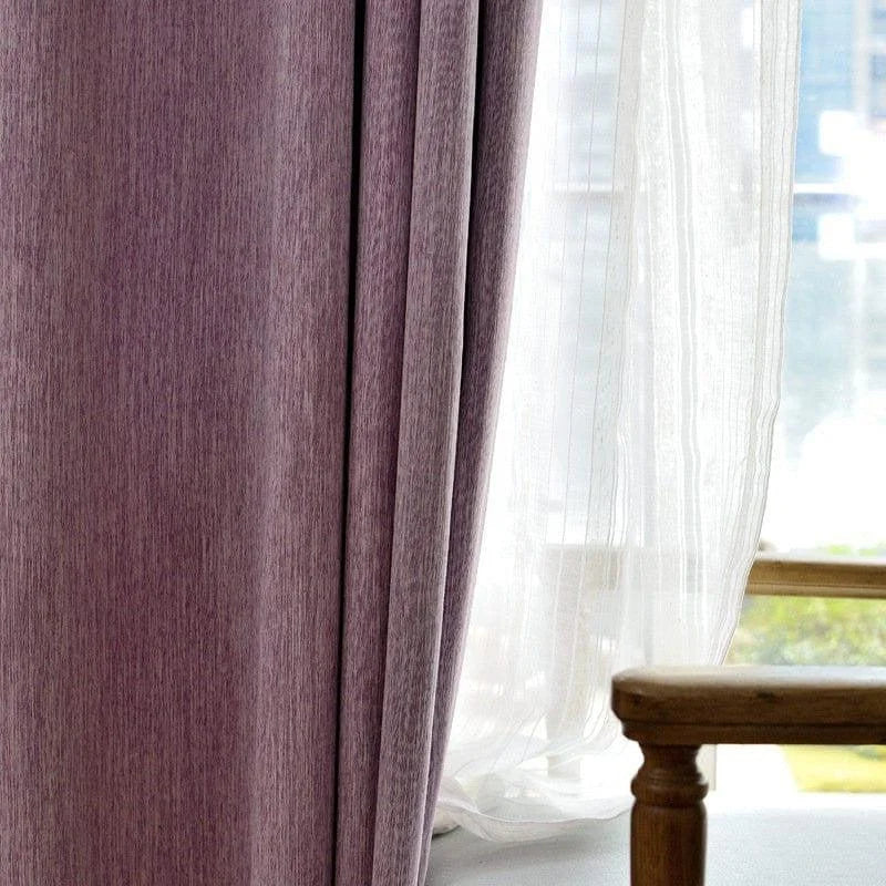 Rideau violet élégant pour salon moderne, combiné avec voilage blanc, parfait pour ajouter une touche de sophistication à votre intérieur tout en laissant entrer la lumière naturelle. Idéal pour salon, chambre ou bureau.