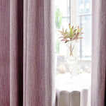 Rideaux modernes violets encadrant une fenêtre lumineuse avec vue sur un jardin. Accessoire décoratif idéal pour ajouter une touche élégante et contemporaine à votre espace intérieur. Parfait pour le salon ou la chambre, ces rideaux offrent une ambiance chaleureuse et accueillante.