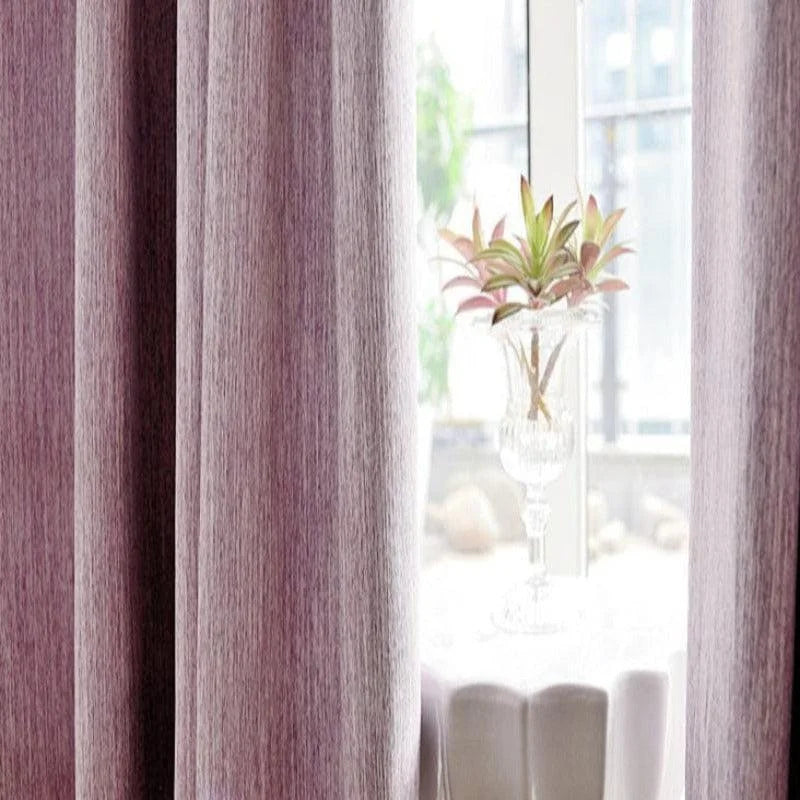 Rideaux modernes violets encadrant une fenêtre lumineuse avec vue sur un jardin. Accessoire décoratif idéal pour ajouter une touche élégante et contemporaine à votre espace intérieur. Parfait pour le salon ou la chambre, ces rideaux offrent une ambiance chaleureuse et accueillante.