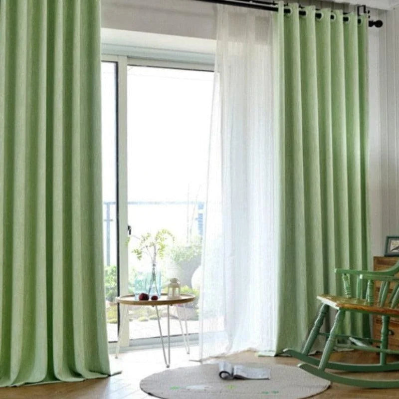 Rideaux modernes vert clair pour salon, pièce lumineuse, avec une grande baie vitrée, idéal pour ajouter une touche de fraîcheur et d'élégance à votre décoration d'intérieur, permettant de moduler la lumière naturelle, style contemporain et apaisant.