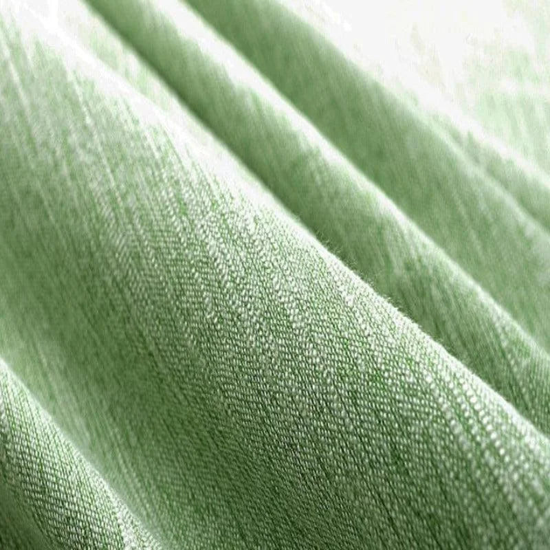 Texture de tissu vert, idéal pour la confection de vêtements élégants et stylés. Parfait pour la création de tenues douces et confortables. Convient pour des projets de coutures variés, offrant une touche moderne et chic à toute réalisation vestimentaire.