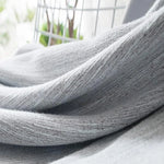 Écharpe grise élégante et douce, parfaite pour ajouter une touche de style à votre tenue hivernale. Accessoire moderne et polyvalent, idéal pour se protéger du froid tout en restant à la mode. Découvrez cet essentiel de la garde-robe pour un look chic et contemporain.