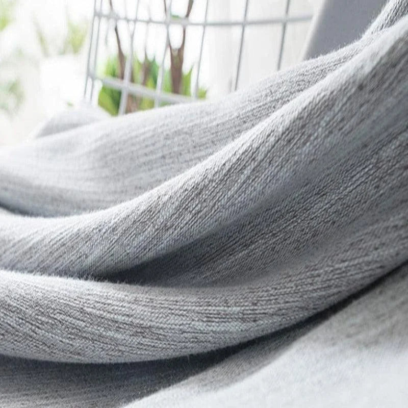 Écharpe grise élégante et douce, parfaite pour ajouter une touche de style à votre tenue hivernale. Accessoire moderne et polyvalent, idéal pour se protéger du froid tout en restant à la mode. Découvrez cet essentiel de la garde-robe pour un look chic et contemporain.