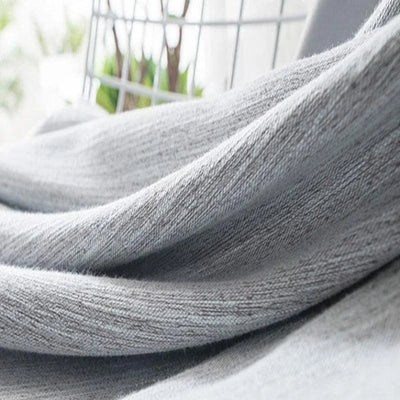 Écharpe grise élégante et douce, parfaite pour ajouter une touche de style à votre tenue hivernale. Accessoire moderne et polyvalent, idéal pour se protéger du froid tout en restant à la mode. Découvrez cet essentiel de la garde-robe pour un look chic et contemporain.