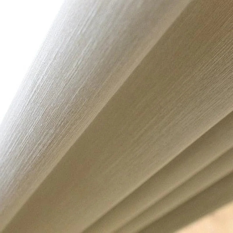 Store plissé beige élégant pour salon ou chambre, apportant une touche moderne et épurée à votre décoration intérieure. Ajustable pour diverses dimensions de fenêtres, ce store assure une gestion optimale de la lumière naturelle. Idéal pour créer une ambiance chaleureuse et accueillante. Accessoire pratique et esthétique pour améliorer votre espace de vie.