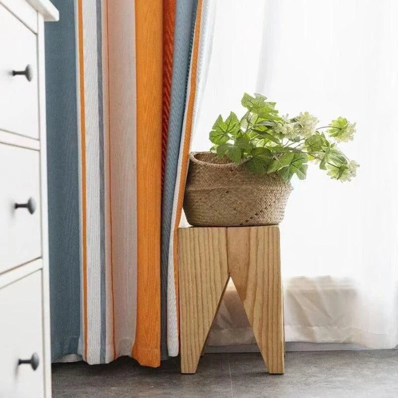 Tabouret design moderne, parfait pour le salon. Complément idéal pour une décoration intérieure élégante et épurée. Peut être utilisé comme support pour plantes ou assise d’appoint. Design minimaliste mettant en valeur les espaces contemporains.