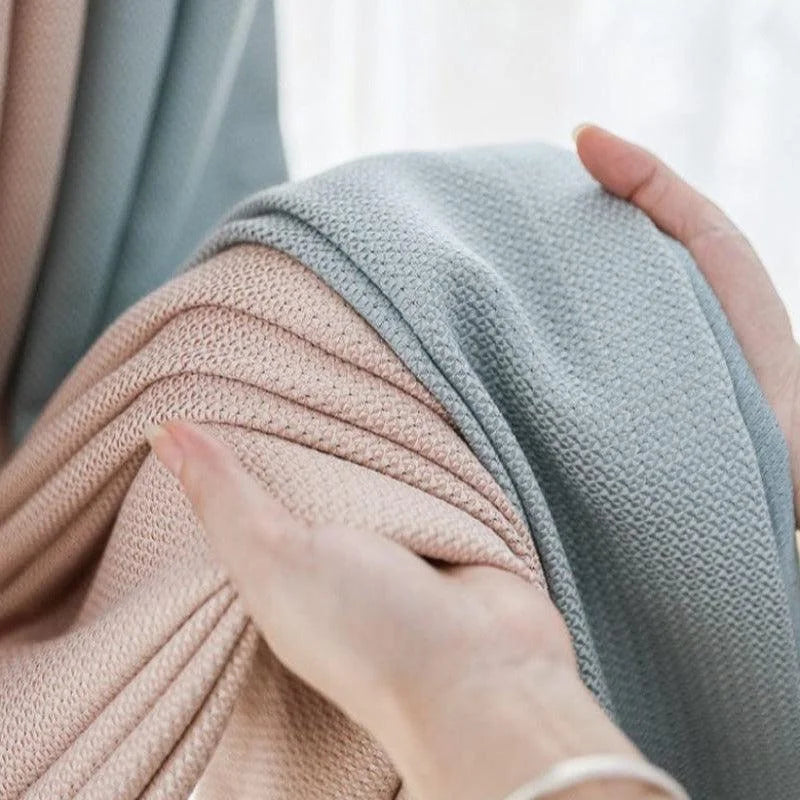 Étoffe douce aux tons pastel, rose et bleu, exposée en gros plan. Légèreté et design minimaliste, idéale pour la décoration d'intérieur moderne. Convient parfaitement aux salons lumineux et apaisants. Idéale pour créer une ambiance chaleureuse et accueillante.