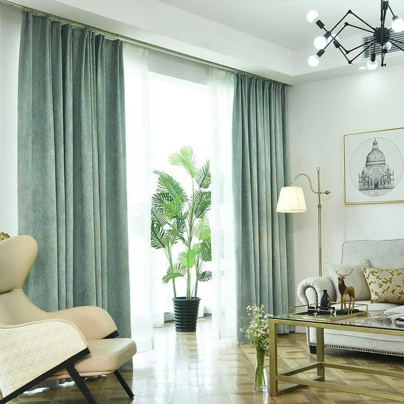Rideaux gris élégants pour salon moderne, offrant une ambiance lumineuse et sophistiquée, parfaits pour ajouter une touche contemporaine à votre espace de vie. Complément idéal pour un décor intérieur épuré avec des éléments de design chic, accentués par un lustre unique et un fauteuil confortable. Créez une atmosphère apaisante avec ces rideaux, combinant style et fonctionnalité pour un intérieur harmonieux.