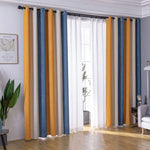 Rideaux modernes à rayures bleues, jaunes et blanches, idéale pour ajouter une touche contemporaine et colorée à votre salon. Accentue la luminosité tout en offrant une touche déco élégante. Adapté pour de grandes fenêtres, ce design apporte une ambiance chaleureuse et accueillante.