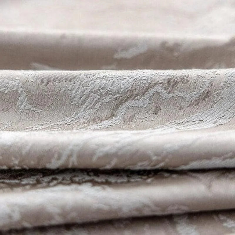 Tissu décoratif élégant avec motif raffiné, idéal pour l'ameublement et la décoration intérieure. Parfait pour créer une ambiance chic et sophistiquée dans votre espace de vie. Disponible en plusieurs options de couleurs pour s'adapter à votre style personnel.