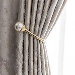 Attache embrasse élégant pour rideaux, avec ornement en forme de perle, idéal pour une touche chic et raffinée à votre décoration intérieure. Accessoire décoratif et fonctionnel pour maintenir les rideaux en place tout en embellissant votre salon ou chambre.