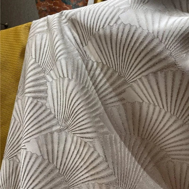 Drapé élégant avec motifs coquillages en relief pour décoration intérieure raffinée, idéal pour créer une ambiance moderne et sophistiquée dans le salon ou la chambre.