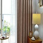 Rideau beige élégant pour salon, idéal pour ajouter une touche de sophistication à votre espace intérieur. Combine lumière naturelle et intimité, parfait pour un aménagement harmonieux.