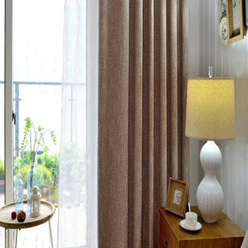 Rideau beige élégant pour salon, idéal pour ajouter une touche de sophistication à votre espace intérieur. Combine lumière naturelle et intimité, parfait pour un aménagement harmonieux.