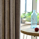 Rideaux élégants pour intérieur moderne, couleur neutre, conçus pour ajouter une touche de sophistication et de confort à votre maison. Style contemporain idéal pour salon ou chambre, combinant fonctionnalité et esthétique. Décorez vos fenêtres tout en contrôlant la lumière et l’intimité.