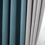 Rideaux modernes à motifs géométriques, disponibles en différentes nuances de bleu et de gris, parfaits pour ajouter une touche élégante à votre intérieur.
