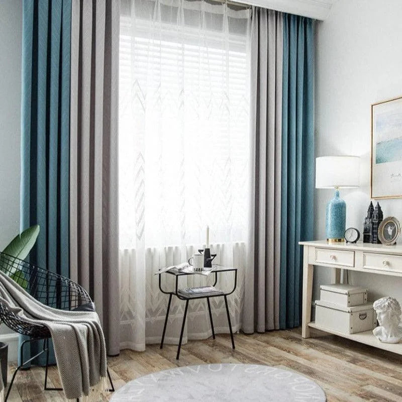 Rideaux élégants bleu et gris pour salon moderne et lumineux, ajoutant une touche de sophistication à la décoration intérieure. Accessoires de décoration chic assortis, créant une ambiance chaleureuse et accueillante. Idéal pour une transformation esthétique de votre espace de vie.
