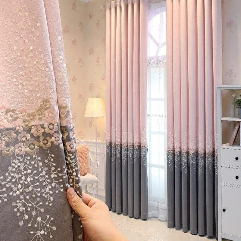 Rideaux élégants rose et gris avec motifs floraux, idéaux pour ajouter une touche de sophistication à votre salon ou chambre. Solution parfaite pour filtrer la lumière tout en enrichissant votre décoration intérieure avec leur design raffiné et leurs détails délicats.