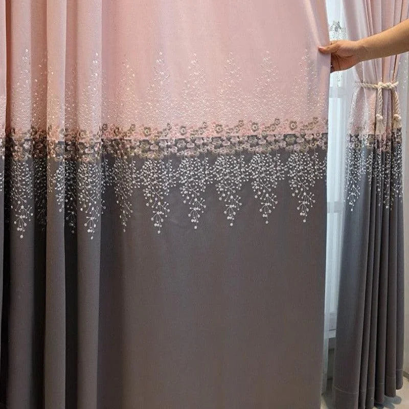 Rideau décoratif élégant bicolore avec motif floral. Idéal pour ajouter une touche de sophistication à votre salon ou chambre. Design captivant avec dégradé lisse de rose à gris, rehaussé par des motifs floraux délicats en haut. Parfait pour créer une atmosphère chaleureuse et moderne. Accessoire de décoration intérieure incontournable pour personnaliser votre espace de vie.