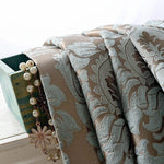 Tissu d'ameublement élégant avec motif floral en relief, idéal pour la décoration intérieure. Parfait pour apporter une touche de sophistication et de raffinement à votre espace. Accessoire décoratif intemporel pour rideaux ou fauteuils.