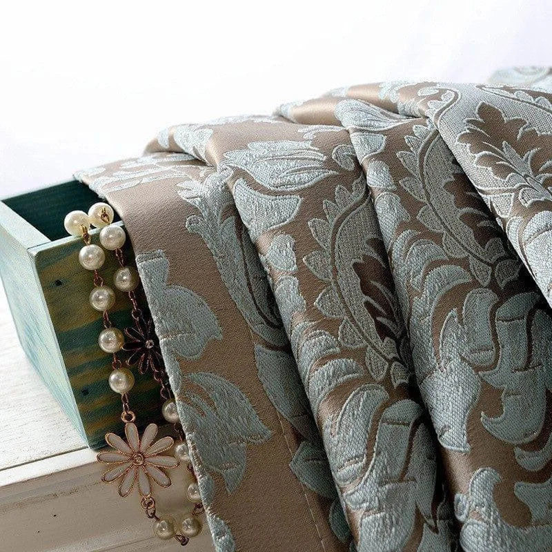 Tissu d'ameublement élégant avec motif floral en relief, idéal pour la décoration intérieure. Parfait pour apporter une touche de sophistication et de raffinement à votre espace. Accessoire décoratif intemporel pour rideaux ou fauteuils.