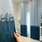 Rideaux élégants avec motifs floraux blancs, parfaits pour une décoration de salon moderne. Idéal pour embellir une chambre ou un séjour. Design raffiné intemporel avec une touche de sophistication.